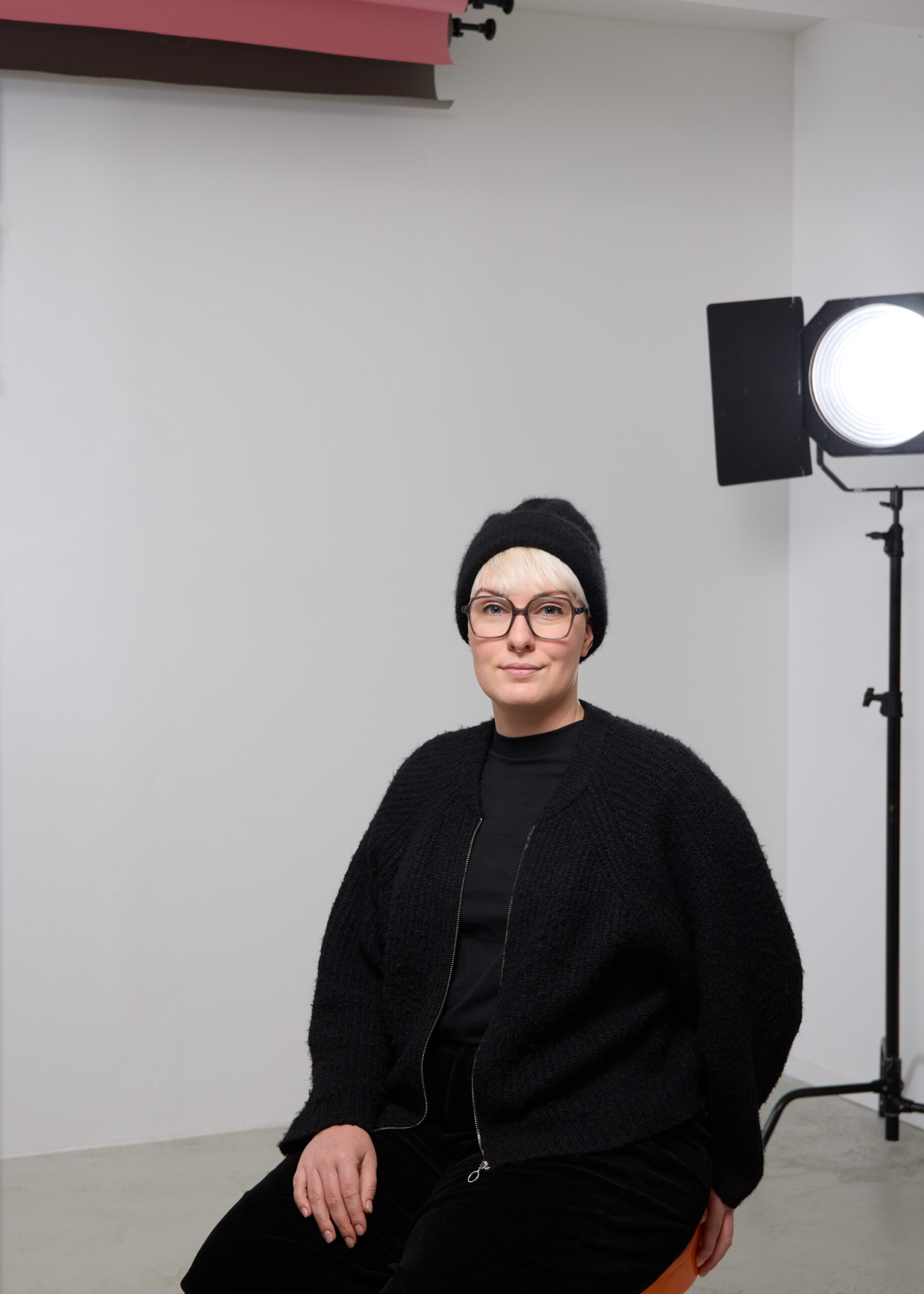 Portrait von Caolin Stertz mit Fotostudio im Hintergrund © Hendrik Lüders